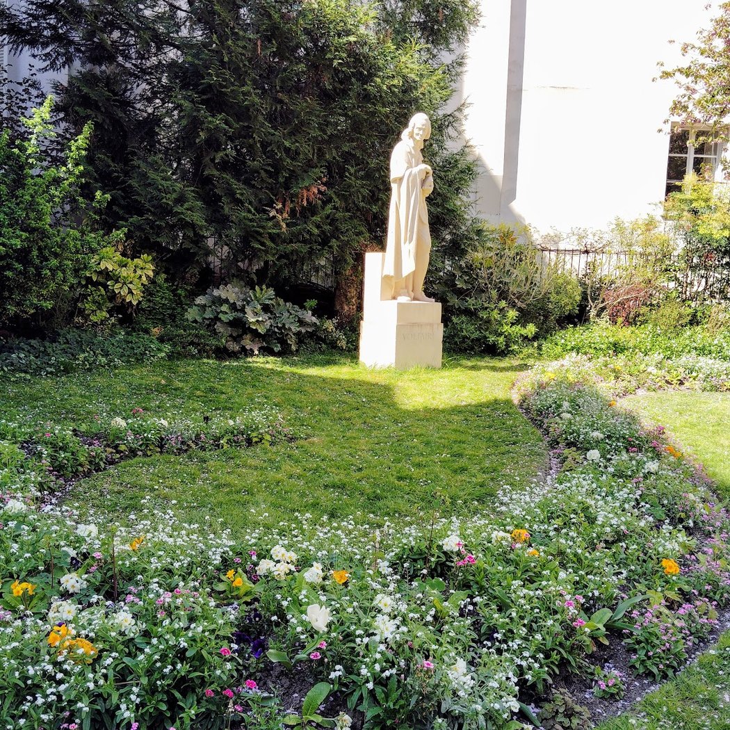 Statue De Voltaire 3